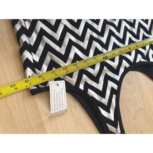 Women's 2XL Top Shirt Tank Metallic Silver Black Chevron City Indie Sleeze New - Picture 7 of 8